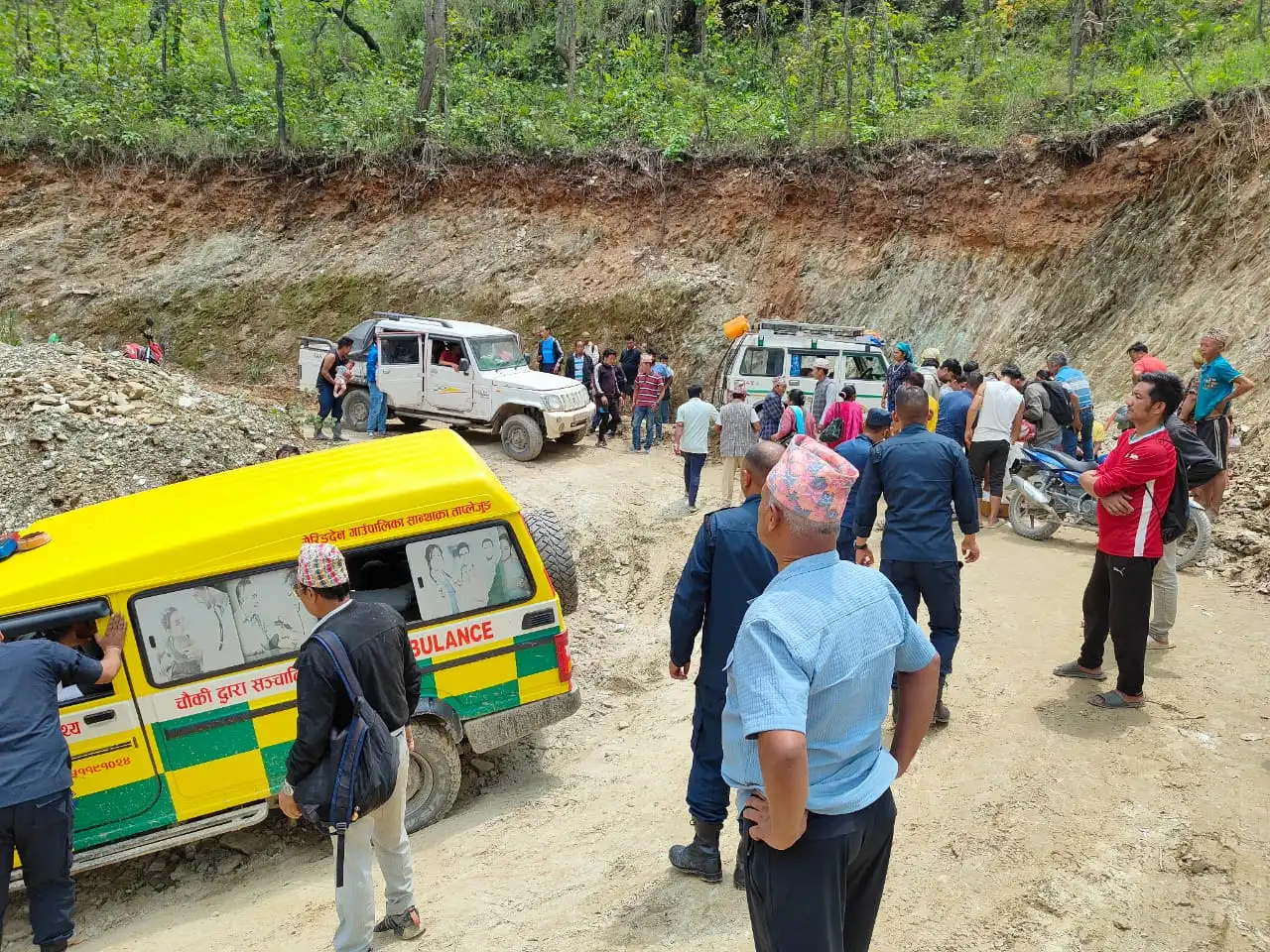 ताप्लेजुङको मेरिङदेनमा गाडी दुर्घटना हुँदा ९ जना घाइते