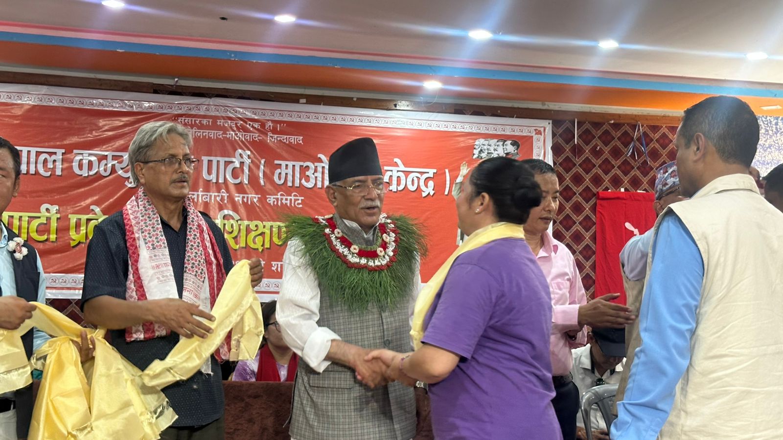 उर्लाबारीमा ३७० जना विभिन्न पार्टी परित्याग गरी माओवादी केन्द्रमा प्रवेश, अध्यक्ष प्रचण्डद्वारा स्वागत