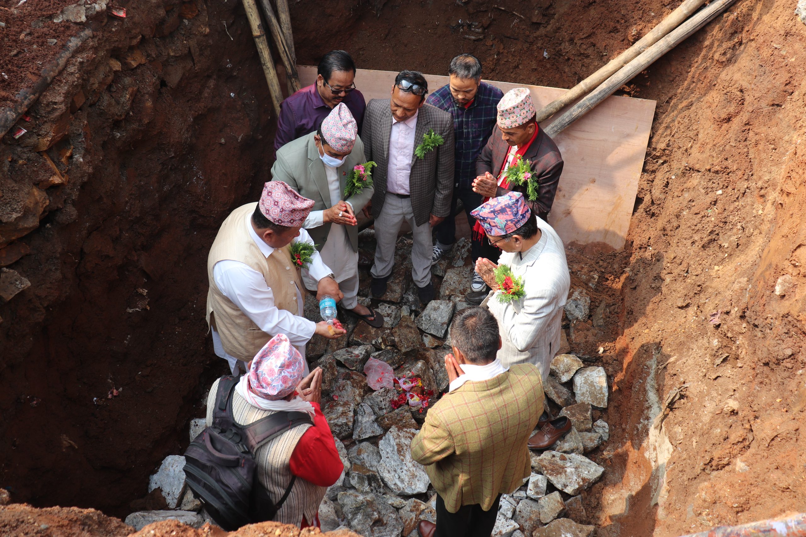 सडक विस्तारका क्रममा ढालिएको लिम्बुवान गेटको पुनर्निर्माण कार्य सुरु